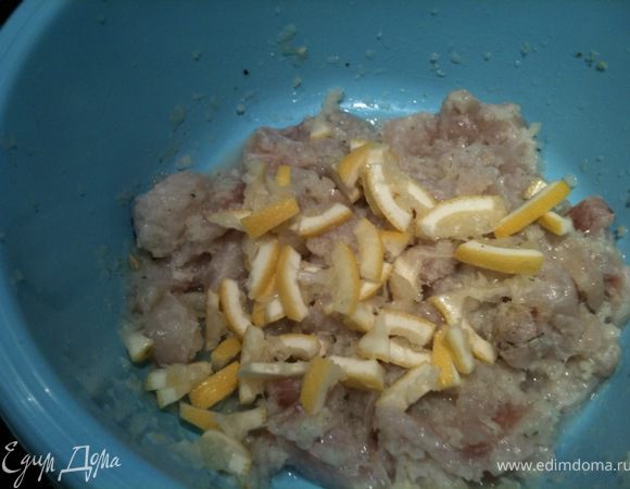 Оставшийся после выдавливания лимон, нарезать тонкой соломкой и добавить к рыбе. Перемешать.