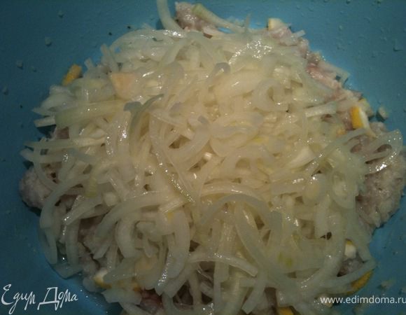 2 луковицу нарезать четверть кольцами и залить маринадом (2 ч.л. сахара, 1 ч.л. соли, 50-60 мл уксуса)и немного примять. Добавить лук всесте с маринадом к рыбе. Перемешать.