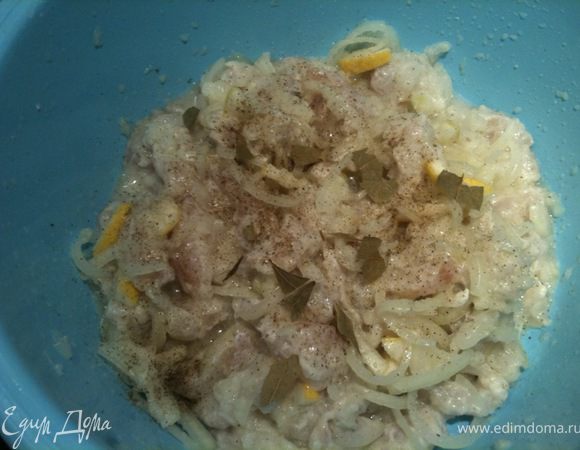 Лавровый лист поломать. Добавить к рыбе лавровый лист, черный перец и растительное масло. Перемешать. Поставить сугундай в холодильник. Через 2 часа, попробовать на вкус, если он малосоленый или не такой острый как вам нравиться, можно подсолить и добавить немного уксуса. Сугундай готов к употреблению через 6-10 часов. Приятного аппетита!