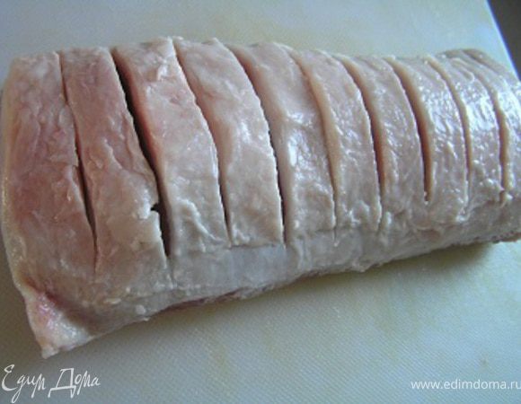 Свинину промыть, обсушить, сделать неглубокие надрезы сверху с интервалом 1,5 см. 