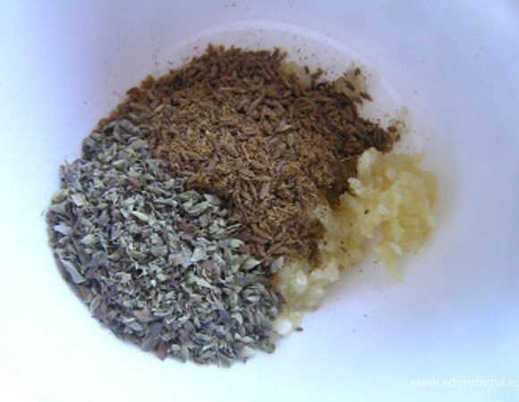 В отдельную миску выложить чеснок, зиру и орегано,
