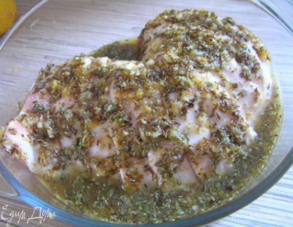 Залить свинину маринадом. Убрать в холод минимум на 2 часа. Если мясо покрыто маринадом не полностью, нужно периодически переворачивать его на другую сторону для равномерного маринования.