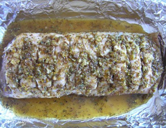 Разогреть духовку до 200*С. Выложить свинину в форму для запекания, застеленную фольгой, полить маринадом.

