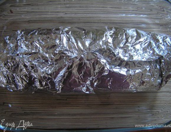 Защипить края фольги вокруг мяса, поставить в духовку на 35-40 минут.