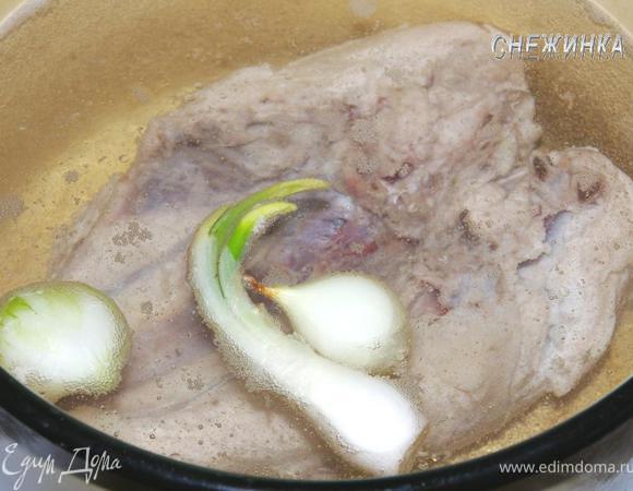 Грудку необходимо отварить в подсоленной воде. В бульон для вкуса можно положить пару небольших луковичек. Яйца отварить.