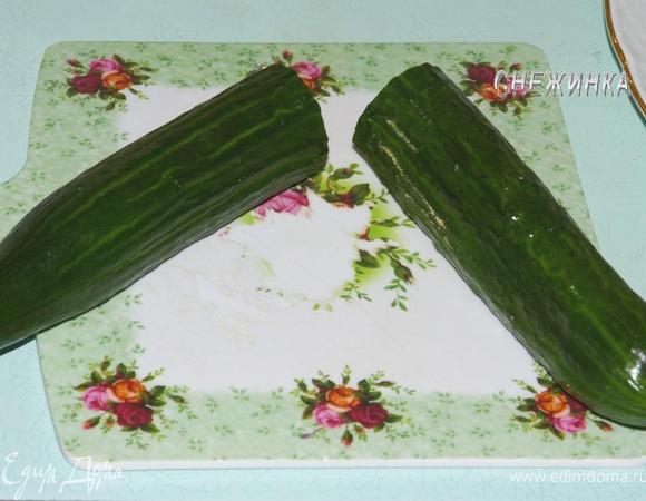 Если огурец большой отрезать необходимое количество, остальной пойдет для украшения.