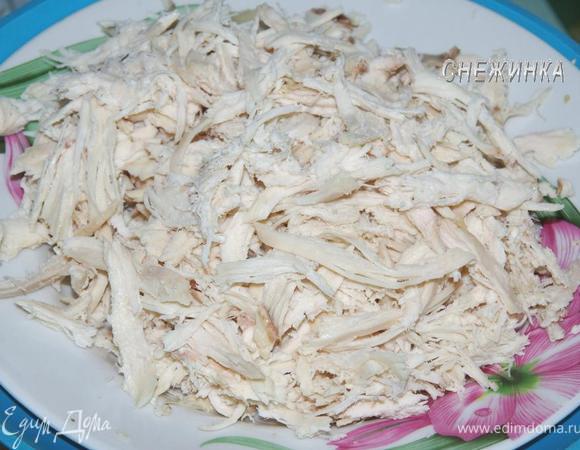 Куриную грудку порвать на волокна.