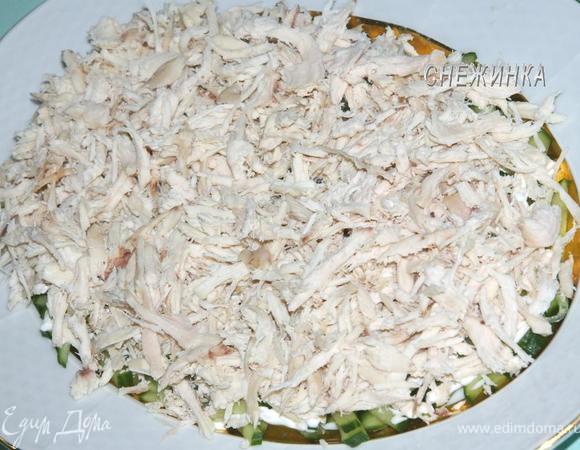 Уложить поверх огурца на блюдо.