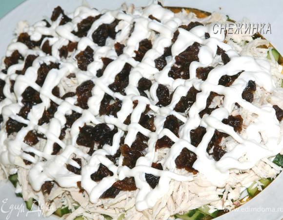 Положить на курицу, полить майонезом.