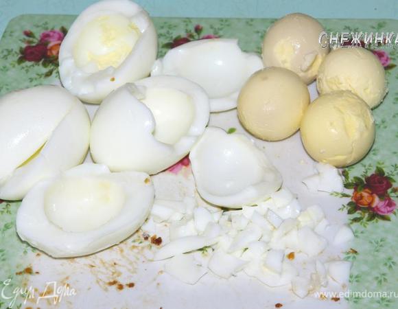 Белки яиц отделить от желтков. Белки порезать кубиками.
