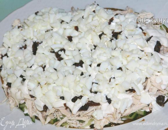 Положить белки следующим слоем.