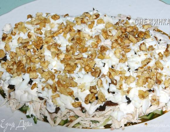Сверху – измельченные орехи.