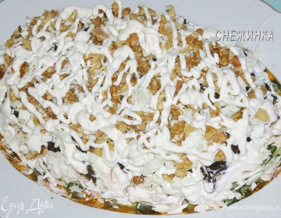 Полить тонкой струйкой майонеза. По бокам разгладить майонез ножом, подравнивая края.