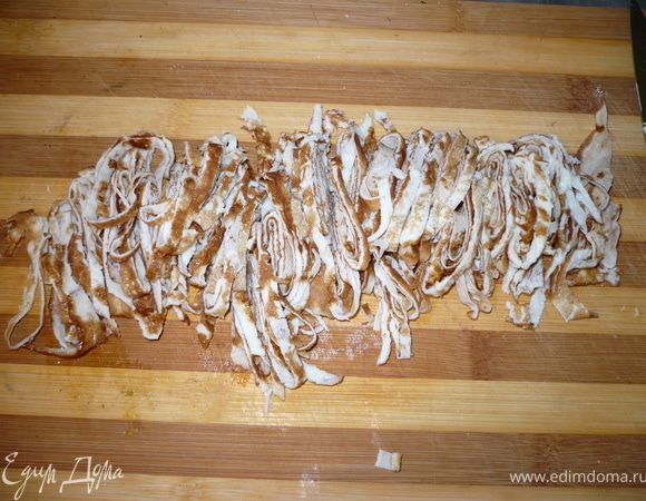 из сырых яиц и молока напечь тоненьких блинчиков.
Остудить,порезать соломкой.