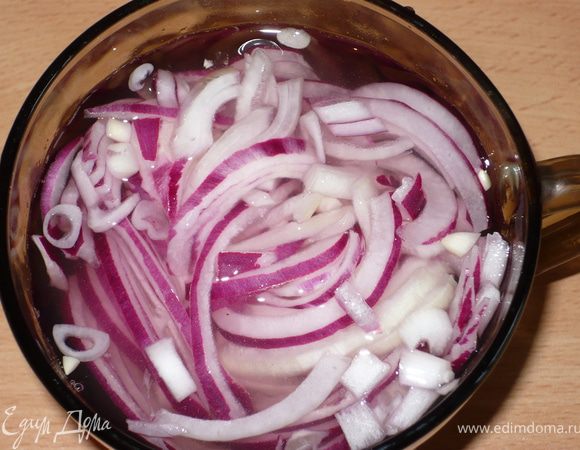 лук порезать полукольцами,замариновать с укусом