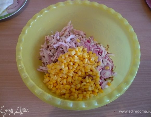 добавить кукурузу,посолить ,заправить майонезом.
Приятного аппетита!