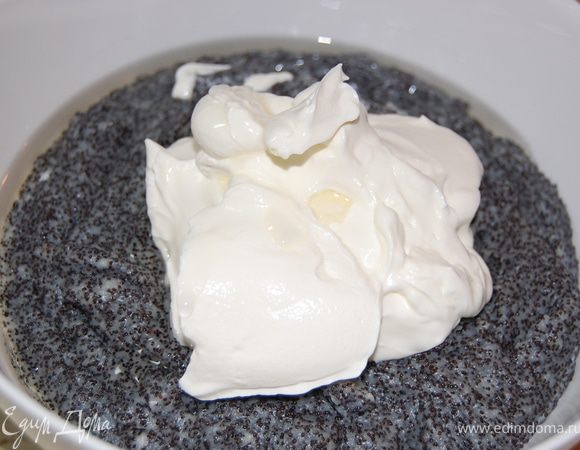 Для начала подготовим наполнитель. Молоко, манку, мак, сахар и масло положить в кастрюлю. На слабом огне довести до кипения, все время помешивая... Снять с огня, добавить сметану и растительное масло, перемешать.