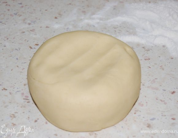добавить муку и разрыхлитель. Вымесить мягкое эластичное тесто