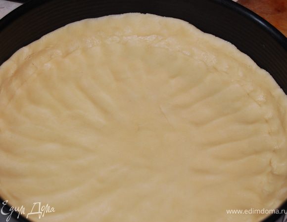 Разъемную форму (26см) застелить бумагой. Тесто распределить по форме, сделав бортики...