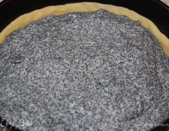Сверху выложить маковую массу. Выпекать в разогретой (до 180°) духовке 20 минут.