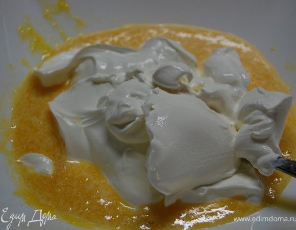 В это время приготовим заливку. Белки отделить от желтков. Желтки растереть с сахаром, добавить сметану...