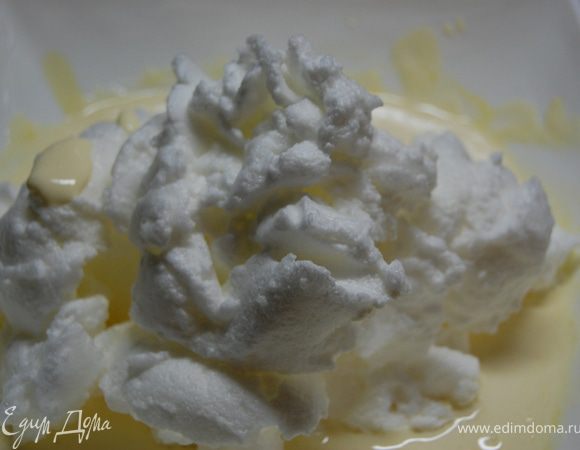 Белки взбить в крепкую пену. Соединить с желтково-сметанной смесью. Тщательно, но аккуратно перемешать.
