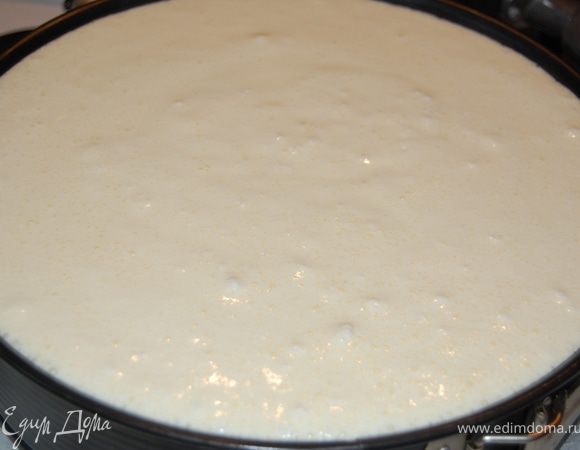 Вынуть пирог из духовки. Залить сметанным кремом. Выпекать еще 30-40 минут.