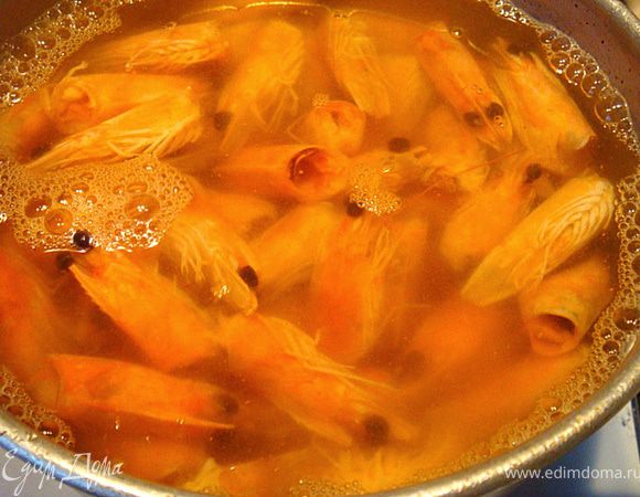 Итак. после рецепта- фаршированая тыква-я оставила панцири креветок. Ну вот они и пригодились. Приступим:
Креветочные панцири отварить в 300 мл. немного подсоленной воды примерно 10 минут будет достаточно- отвар получится оранжевого цвета с характерным запахом креветок.
*альтернативно-возьмите рыбный или овощной бульон и проварите в нем панцири от 10 креветок, которые мы используем в этом рецепте)