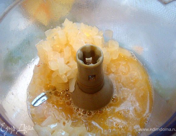 теперь-самая ароматная часть приготовления супа: лук мелко порезать и обжарить на сливочном масле- 4 минуты
Далее два варианта приготовления: первый- Креветки почистить, удалить вену, оставить только хвостики. Добавить креветки к луку. обжарить еще минуты 3, влить шампанское и протушить все вместе еще 3 минуты (до готовности креветок,если вы берете сырые).
Второй вариант: креветки не очищать- обжарить их отдельно на сливочном масле на интенсивном огне, добавить к луку и влить шампанское. Протушить 3 минуты.
Далее (в любом из вариантов-общее): выключить сковороду с креветками и отвар из панцирей. Креветки вытащить из лука,а лук с шампанским перебить в блендере в пюре.
