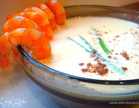 Отвар-процедить. влить половину в сотейник,включить огонь и добавить луковое пюре- перемешать, ввести понемного сливочный сыр, постоянно мешая- вливать остальной отвар-сколько потребуется до консистенции супа-пюре.
Подавать в тарелочках- в первом варианте с очищенными панцирями (можно для красоты повесить на супнице сбоку), 