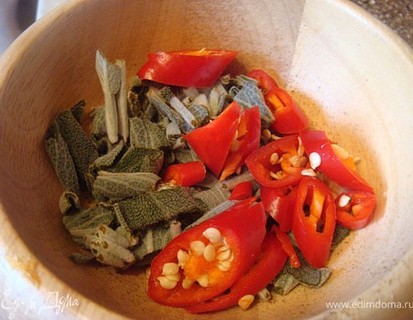 Приступим: необходимо мясо (если купили парное выдержать в холодильнике ночку) замариновать: готовим маринад- перец жгучий порезать колечками и вместе с шалфеем истолочь в ступке до кашицы.
*не хотите заморачиваться со ступкой- перебейте все в блендере!