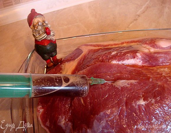 Посолить,поперчить, добавить эту смесь к пиву и немного прогреть его на огне, для смешения вкусов.
Наполнить шприц пивом и зашприцевать хорошенько наше мясо. Маринад оставшийся вылить в емкость-опусть туда свинину, закрыть пищ. пленкой и отправить в холодильник на 2 суток.
Если вы мясо не шприцуете- время маринования нужно увеличить еще на сутки. Периодически мясо переворачивайте.
