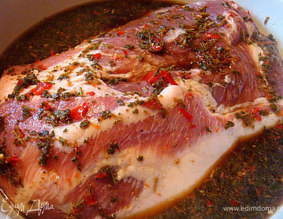 По истечении времени маринования достаем наш кусок свинины из маринада. солим перчим немного. Укладываем в форму для запекания, заливаем половиной маринада.
