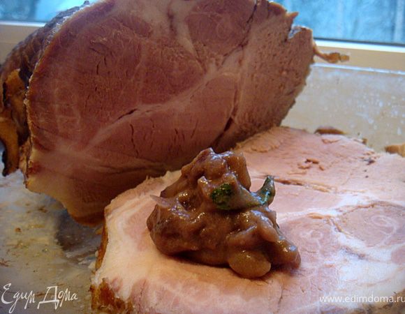 Подавать можно и в горячем и в холодном виде с соусом:
Лук и морковку (я ее не добавляла) мелко порезать и обжарить на сл.масле. Добавить соль. Добавить муку, бульон (сок из-под мяса) и довести до загустения. Сдобрить слив.маслом (добавить в горячий). подавать порционно в креманках или соуснике (если не хотите видеть кусочки лука и моркови в соусе- протрите его через сито).