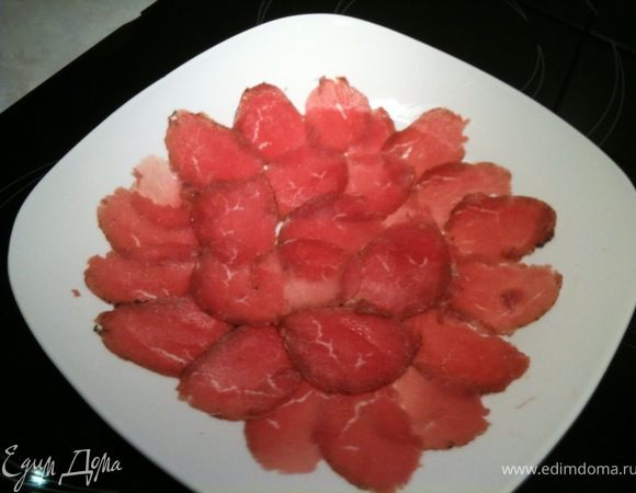 Мясо порезать тонкими ломтиками (я использовала слайсерезку на самой минимальной тольщине). Тарелку взбрызнуть бальзамическим уксусом или лимонным соком и выложить на нее мясо.