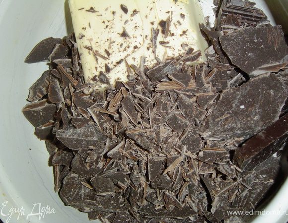 Начинаем с приготовления теста. Шоколад с маслом топим на водяной бане.