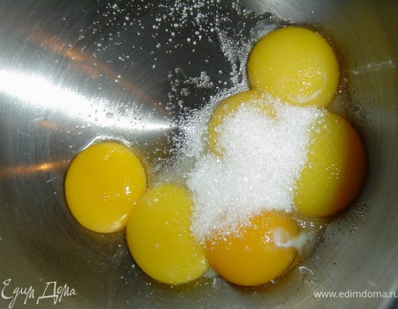 Желтки отделяем от белков. Желтки взбиваем со 100 г сахара,
