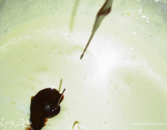 а затем добавляем растопленный шоколад.