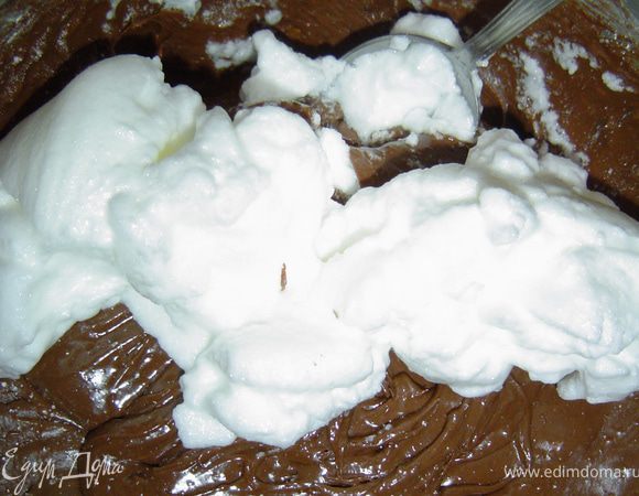 а затем аккуратно подмешиваем их к шоколадной массе и перемешиваем снизу вверх.