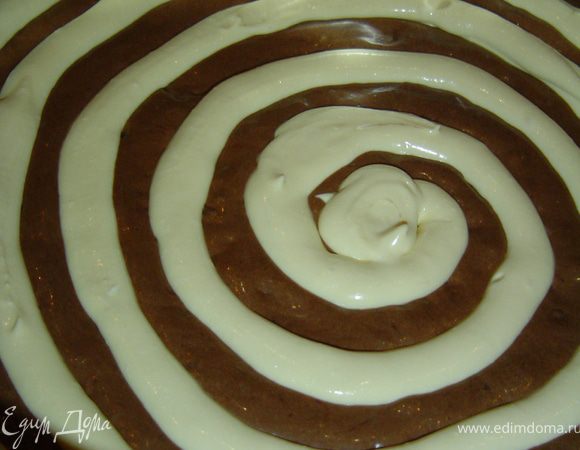 на него из кулинарного мешка отсаживаем творожную массу в виде спирали,