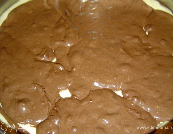 а сверху выкладываем вторую половину теста и выпекаем при температуре 160 гр. около часа(это будет зависеть от Вашей духовки).