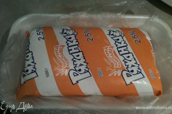 Ряженку прямо в пакете положить в морозилку и заморозить (процесс занимает примерно 6-7 часов)