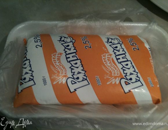 Ряженку прямо в пакете положить в морозилку и заморозить (процесс занимает примерно 6-7 часов)