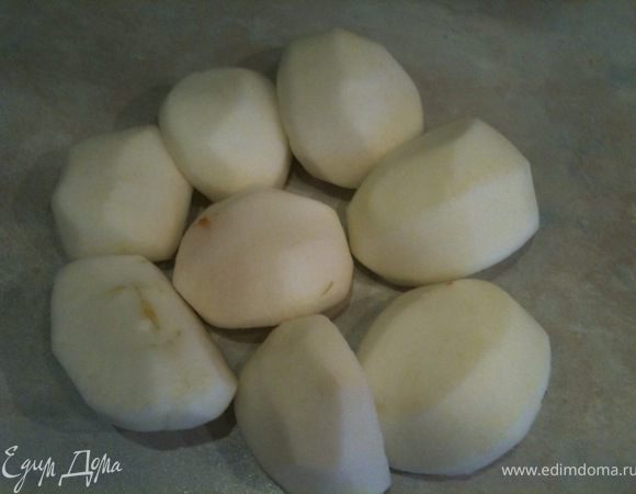 Яблоки очистить от кожуры и серцевины.