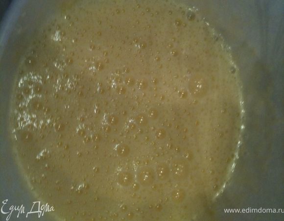 В отдельной посуде взбить до однородной пышной массы яйца с сахаром и кукурузным крохмалом.