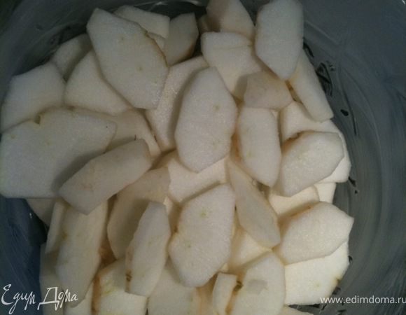 Форму хорошо смазать сливочным маслом. Яблоки нарезать тонкими ломтиками и выложить в форму.