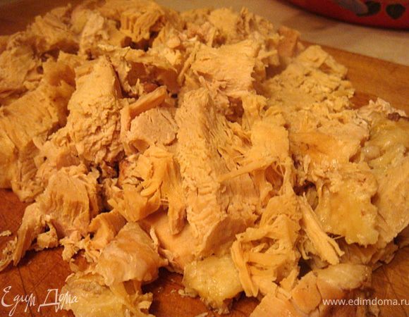 так готовила холодец бабушка- проверено временем и многими многими "голодными" ртами)))).
Итак приступим- отварить ножки и рульку (предварительно тщательно зачищенные, отлеженные в холодной воде с часик и помытые)- отдельно, говядину на кости-отдельно, куриные грудки-отдельно- мясо заливаем кипятком так,чтобы вода покрывата мяско на 7-10 см. В каждую из трех кастрюль добавить за час до окончания варки (к курице-сразу)-лавровый лист,перец горошком,соль, крупно порезанную морковь. К свинине еще добавить почищенный но не резанный лук репчатый. Варить свинину и говядину- 4-5 часов, Грудку варить около часа. Мясо вынуть из бульона-бульон процедить в другую кастрюлю. а мясо-порезать на кусочки небольшие- можно сказать разделить на волокна- при этом шкуру от кульки, копытца и кость от говядины- удаляем, а жилки-хрящики(на любителя) и жирок- оставляем.