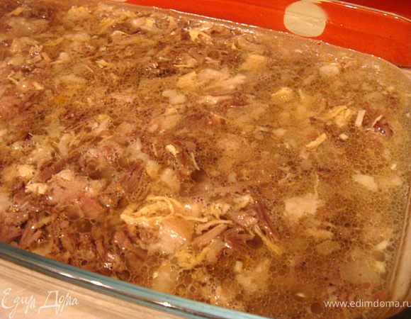 подготовим посуду для нашего холодца: на дно- разбрасываем равномерно чесночек, сверху мясо всех сортов и заливаем все это действо подсоленным бульоном-остужаем,закрываем пленкой или крышечками от ваших форм и на ночь убираем в холодильник для застывания!