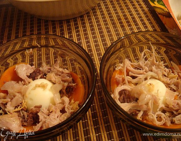 а вот мой обещанный модерн: берем две мисочки для двух порций- на дно- немного чесночка и зеленого лука, сверху половину варенного яйца (разрезаем поперек). вокруг укладываем мясо всех сортов,жирок,хрящички (на любителя) и треугольнички из вареной морковки,а можно-кружки,ромбики и т.д.-кто на что горазд)- присыпаем это действо еще немного зеленым лучком и заливаем подсоленным бульоном- остужаем, закрываем пищ.пленкой и на ночь-в холодильник для застывания!