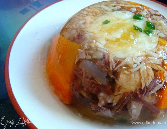 Утричком достаем наш модерн- ставим в кастрюльку с большим (ударение на первый слог) диаметром и горячей водой на минуту, или меньше-чтоб холодец отошел от стеночек- и переворачиваем на тарелочку! Вуаля